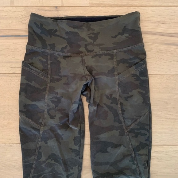 ‼️SOLD‼️Revolve Strut This Flynn Camo Print Leggings, Pockets One Size - Picture 4 of 5